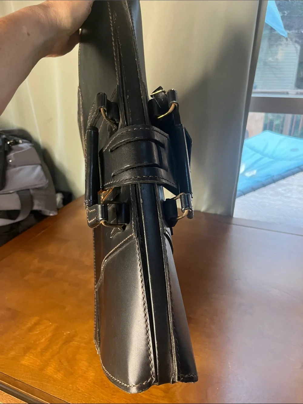Atlas sleek black